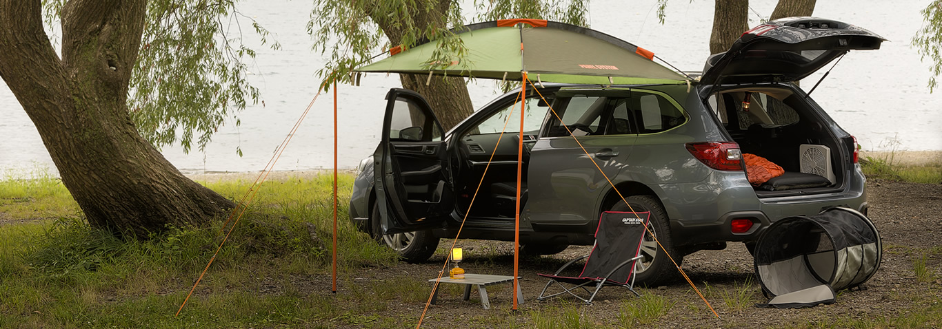 カートピア8月号の撮影地である西湖キャンプ・ビレッジ ノームで車中泊の準備をするスバル レガシィ アウトバック