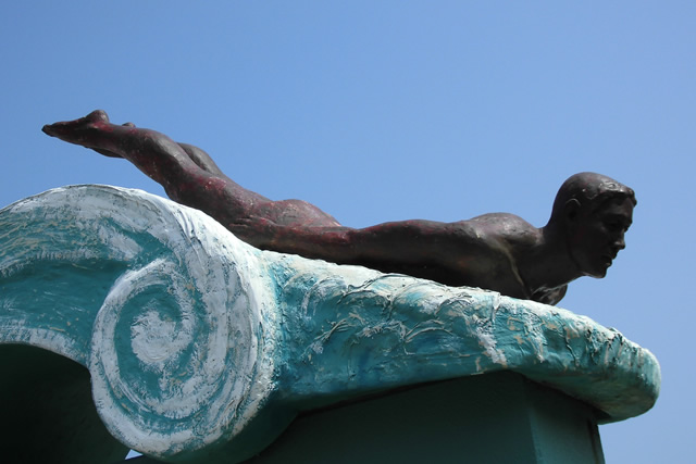 写真はスバルの月刊誌カートピア9月号で取り上げられた湯野浜海岸「波乗りジョニーの像」