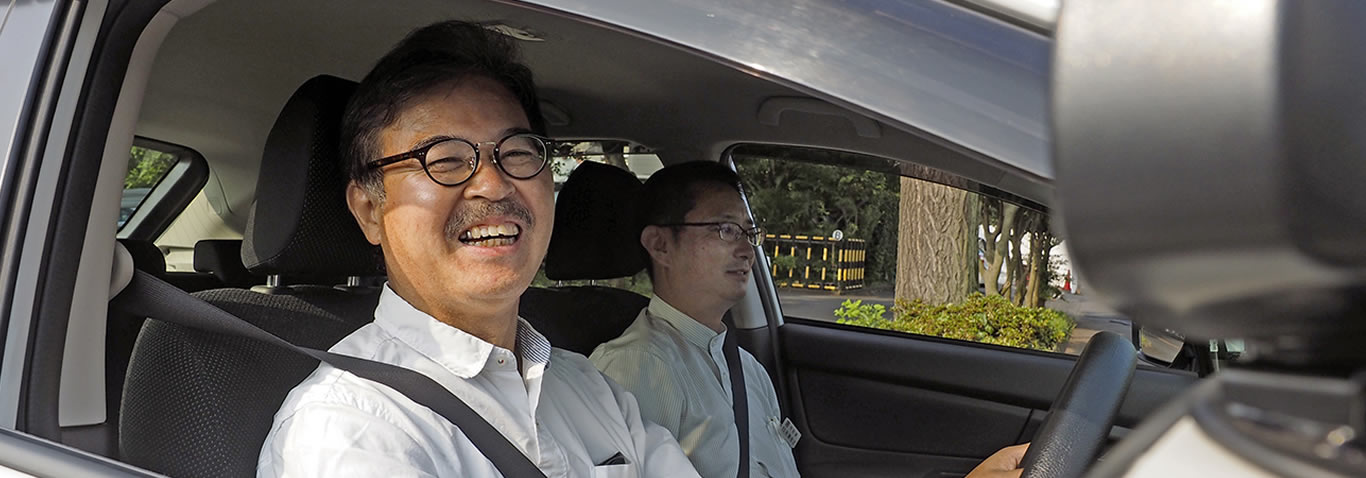 東京・目黒区 日の丸自動車学校のスバルインプレッサスポーツの教習車を運転する自動車評論家の片岡英明さん。