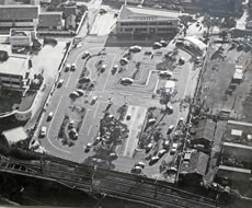 写真は、スバルの月刊誌カートピア9月号で取り上げられた創業間もない頃の日の丸自動車学校を上空から撮影したものです。使っている教習車もさまざまな車種がありました。