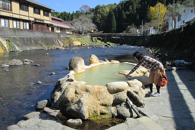 写真はスバルの月刊誌カートピア12月号で訪れた大分県竹田市の長湯温泉、ガニ湯