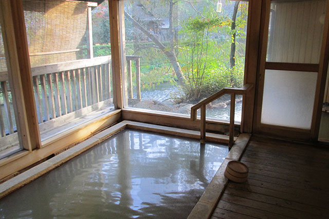 写真はスバルの月刊誌カートピア12月号で訪れた大分県竹田市にある長湯温泉の老舗宿である大丸旅館のお風呂。
