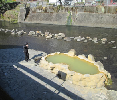 写真はスバルの月刊誌カートピア12月号で訪れた長湯温泉のガニ湯　温泉