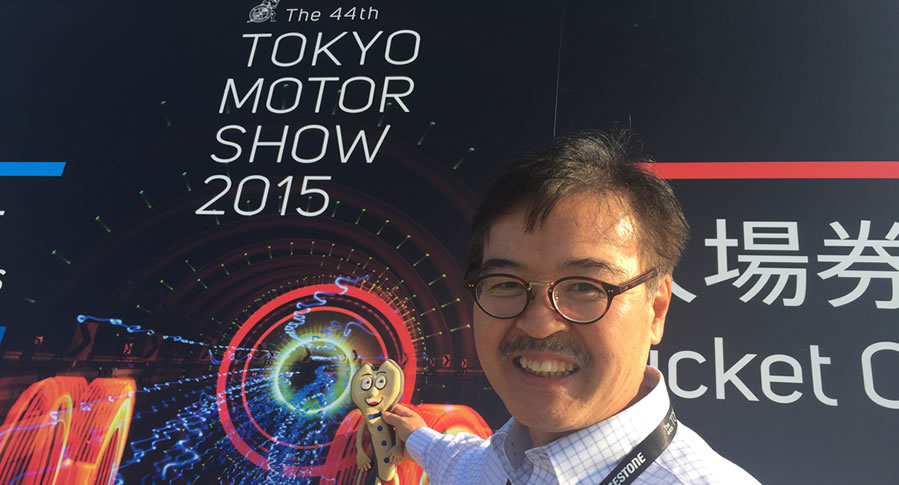 第44回東京モーターショーで片岡英明さんと記念撮影するスパナくん