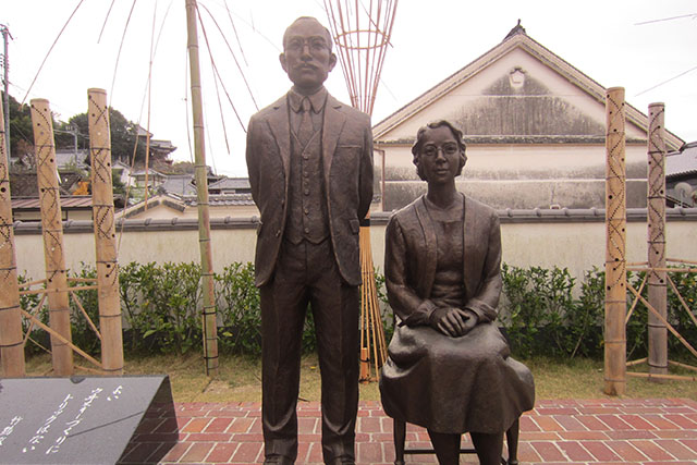 写真はスバルの月刊誌カートピア1月号で訪れた広島県竹原市の歴史民俗資料館に隣接する広場に立つ、竹鶴政孝とリタの銅像。