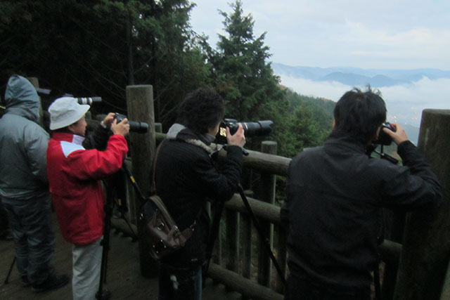 写真はスバルの月刊誌カートピア1月号で訪れた、備中松山城を望む展望台の様子。