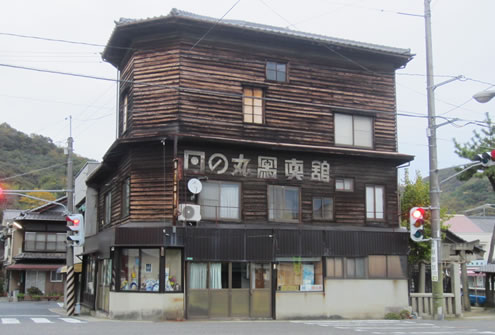 写真はスバルの月刊誌カートピア1月号で訪れた小京都、広島県竹原市の歴史的な街並みにある木造の写真館。