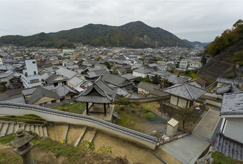 写真はスバルの月刊誌カートピア1月号で訪れた広島県竹原市の西方寺の舞台からの眺め。