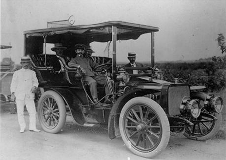 写真は遠乗会に使用された国産初のガソリン自動車（愛称：タクリー号）