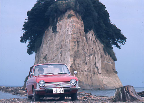 写真は能登半島　見附島をバックに撮影したスバル1000