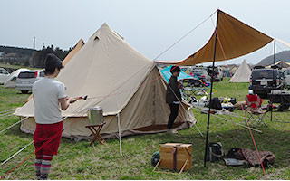 テント設営　大きなタープも立てます
