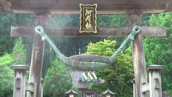 カートピア7月号で訪れた山形県朝日村にある神社の珍しい形をしたしめ縄飾り