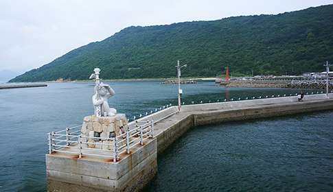 女木島の港と鬼の像