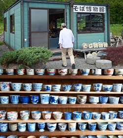 カートピア9月号で訪れた北海道雨竜郡幌加内町にあるそば博物館と展示物のそばちょこ