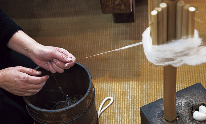 カートピア 繭を広げて作った真綿を細く引き出して糸にする職人技「糸つむぎ」 | SUBARU