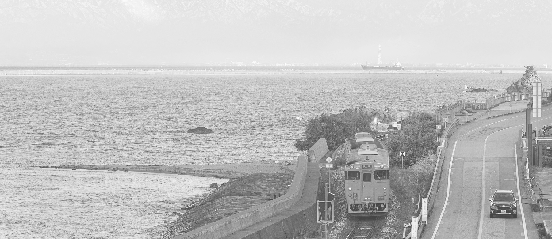 カートピア2023年5月号 雨晴海岸を走る氷見線の列車と並走するフォレスター Advance | SUBARU