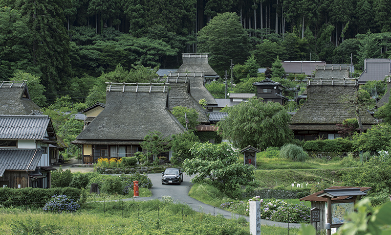 カートピア 京都府にある「美山かやぶきの里」。茅葺き屋根の建物がいくつも並んでいる | SUBARU