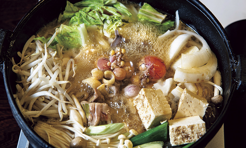 カートピア 「かやぶきの宿 久や（ひさや）」の地鶏すき焼き。野菜や豆腐がふんだんに使われている | SUBARU