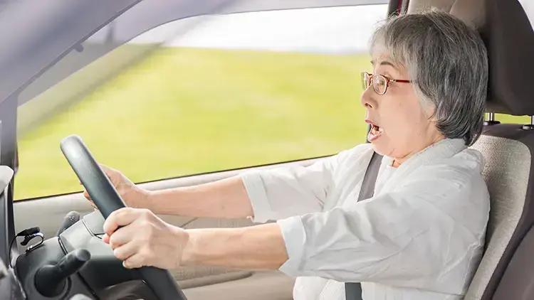 駐車場から出るとき間違えてブレーキとアクセルを踏み間違えたこと