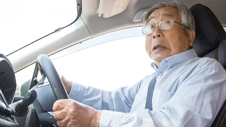 死角から歩行者や自転車が飛び出してきたこと