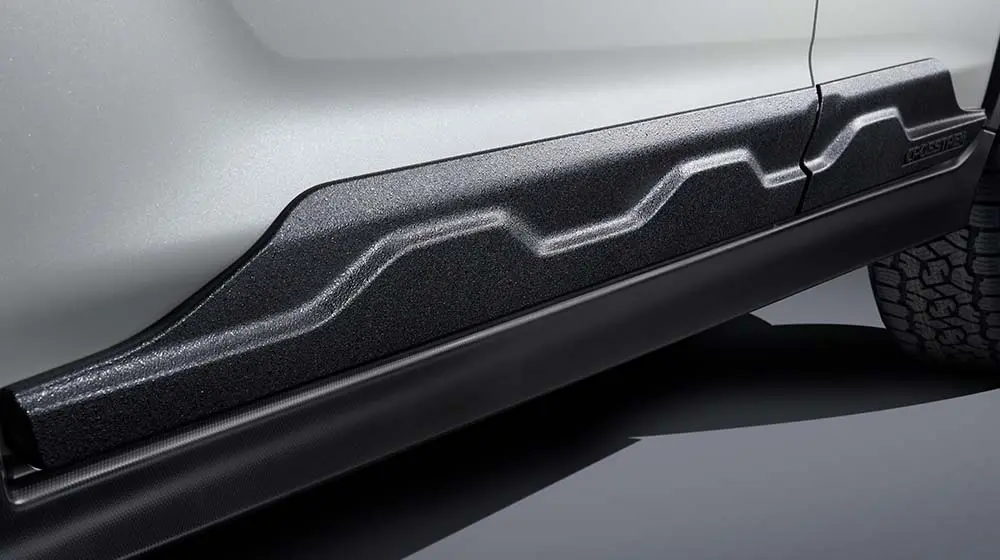 凸凹のあるマットな塗装でタフさが際立つドアアンダーガーニッシュ（Deco-Boco Black塗装）