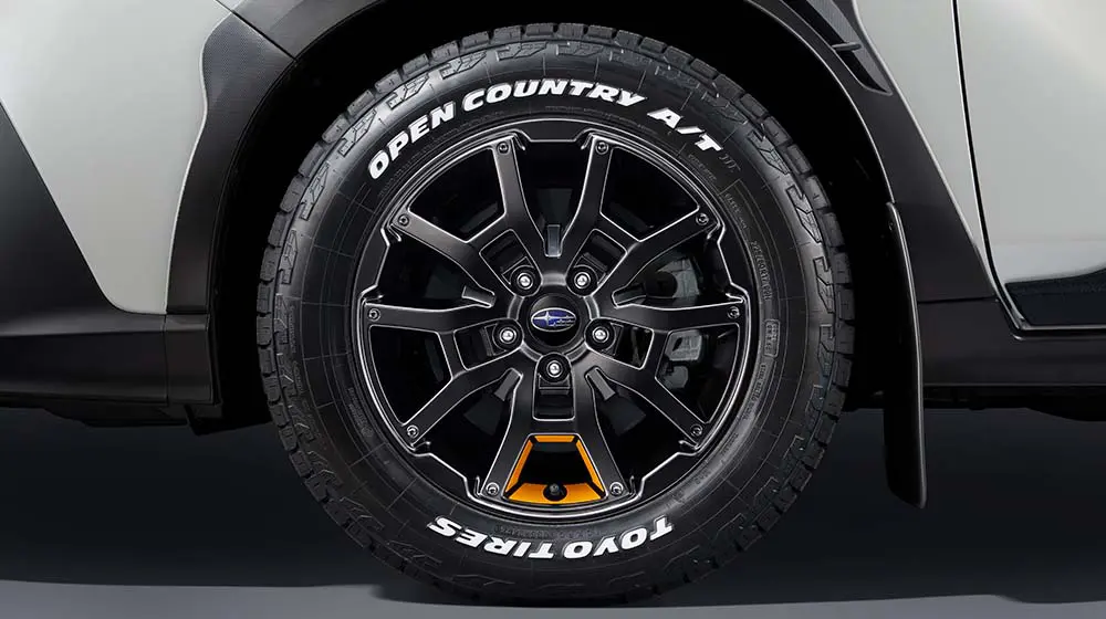 力強い足元にイエローのアクセントが映える17インチアルミホイール（マットブラック）&225/60R17タイヤ（TOYO TIRES OPEN COUNTRY A/T III）&ホイールデカール