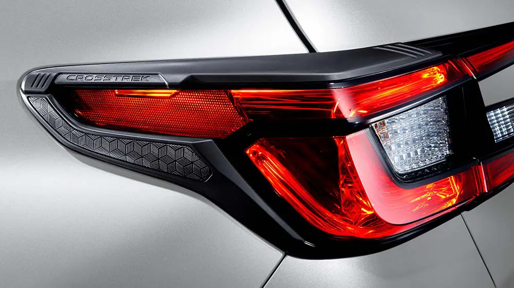 リヤスタイルの力強さを引き立てるリヤコンビランプガーニッシュ