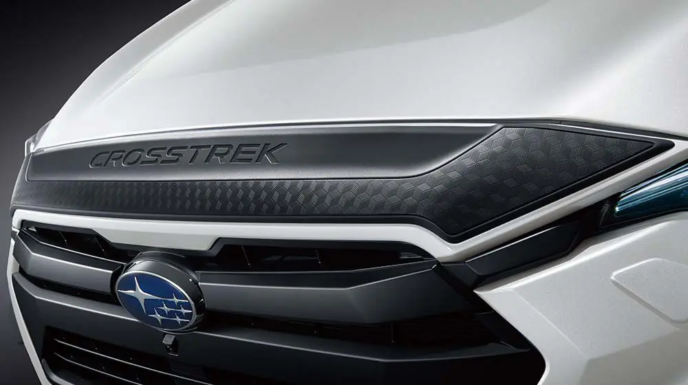 表情を引き締め、物を立てかけることもできるフロントノーズガーニッシュ