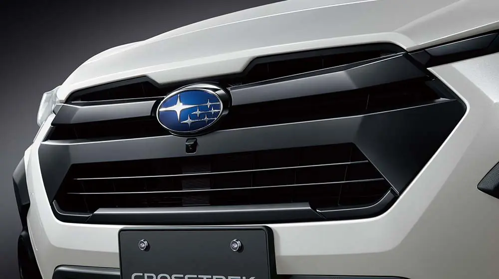 マットブラック塗装で精悍さが際立つフロントグリル