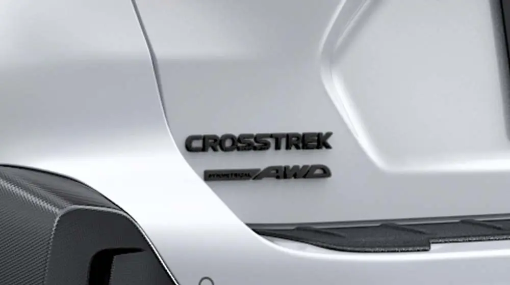 AWDオーナメントと合わせて特別感を放つCROSSTREKリヤオーナメント（ラスターブラック塗装/左側）