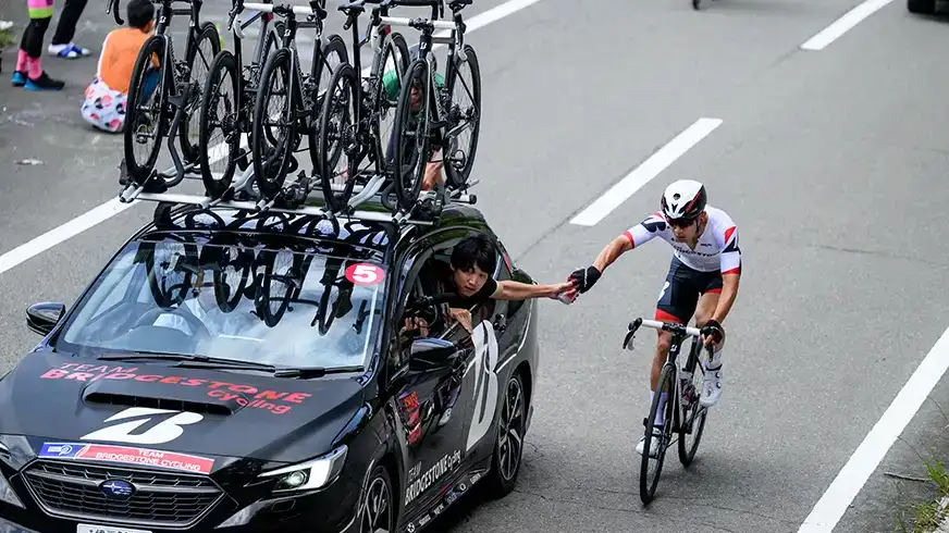 レース中も選手の傍らで走りをサポート