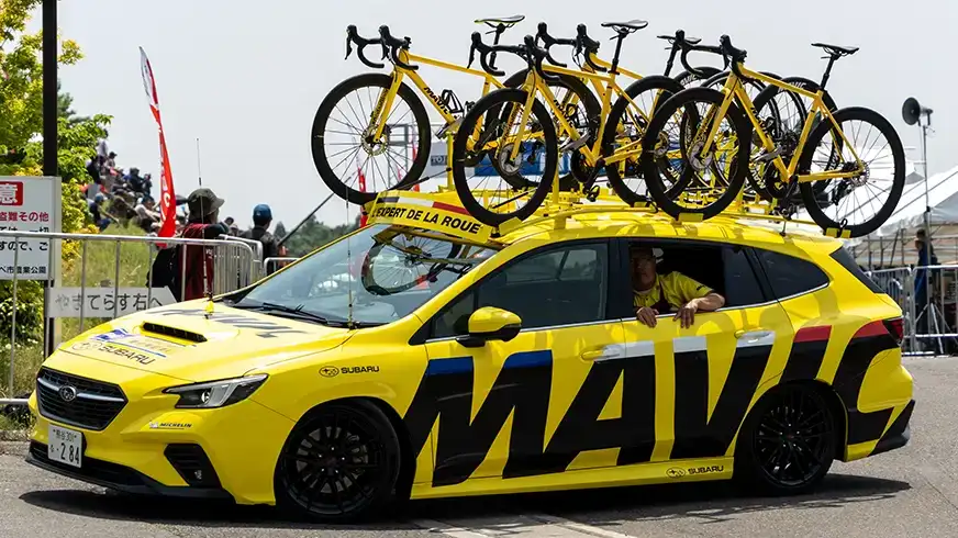 サイクルファンにとっておなじみの、大きく「MAVIC」と書かれた車