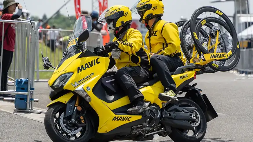 現場ではバイクのMAVICも投入される