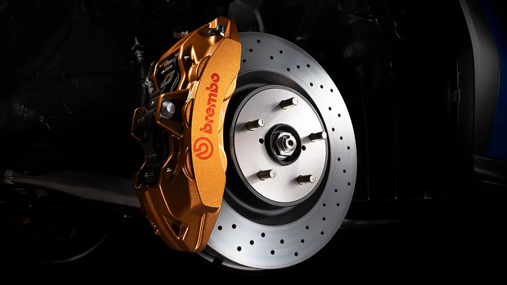 brembo製18インチフロント対向6ポット&リヤ対向2ポットブレーキキャリパー（ゴールド塗装）、フロント&リヤドリルドディスクローター