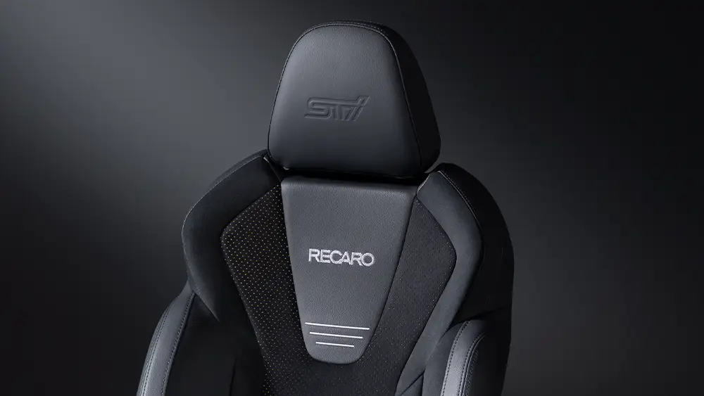 ウルトラスエード&reg;シート［ブラック（ブラックステッチ）、イエローパーフォレーション］（RECARO&reg;フロントシート、STIロゴ入り）