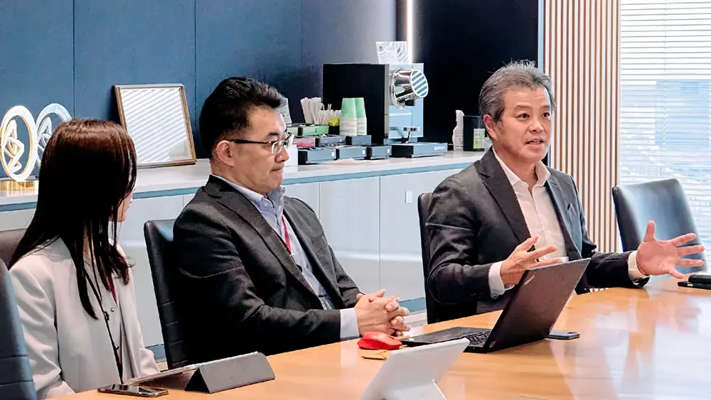 インタビューを受ける吉越悦史さんと岩本公秀さんと西川真由さん