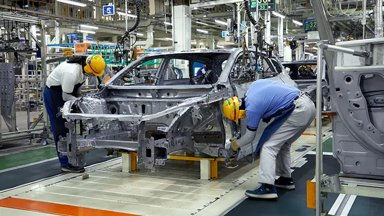 ドアやボンネットの取り付け・チェックの工程