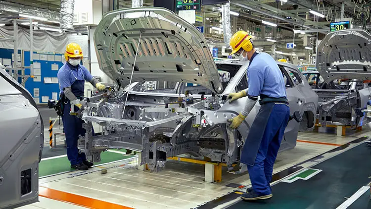 ドアやボンネットの取り付け・チェックの工程