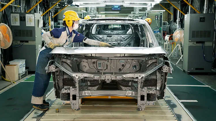 ドアやボンネットの取り付け・チェックの工程