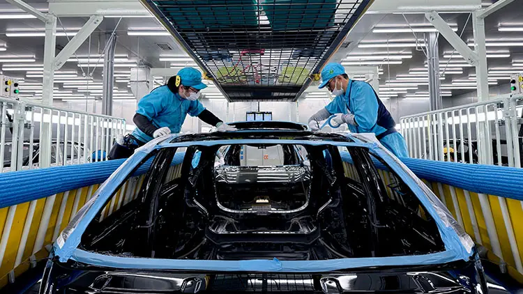 塗装の工程　マスキング作業の様子