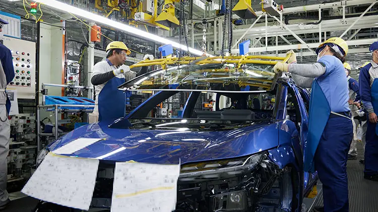 ヘッドランプ、フロントガラス取り付けの工程