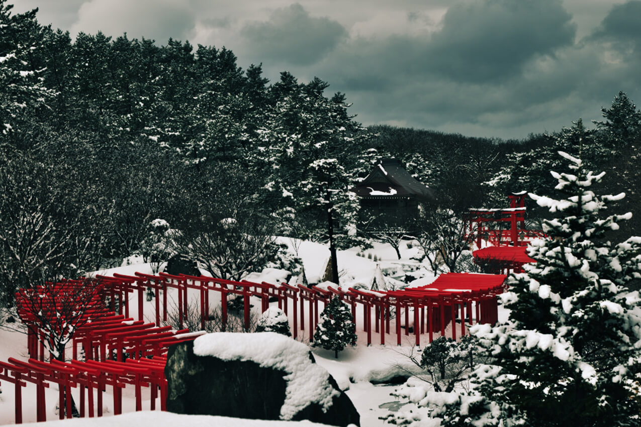 青森県 雪に覆われた高山稲荷神社の千本鳥居 | SUBARU グランドツーリングNIPPON