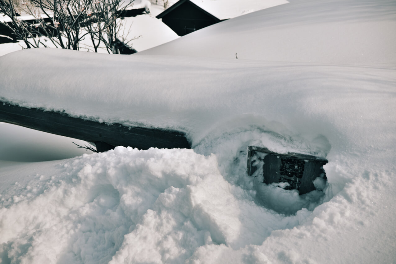 青森県 八甲田山中の雪に覆われた鳥居の笹木 | SUBARU グランドツーリングNIPPON