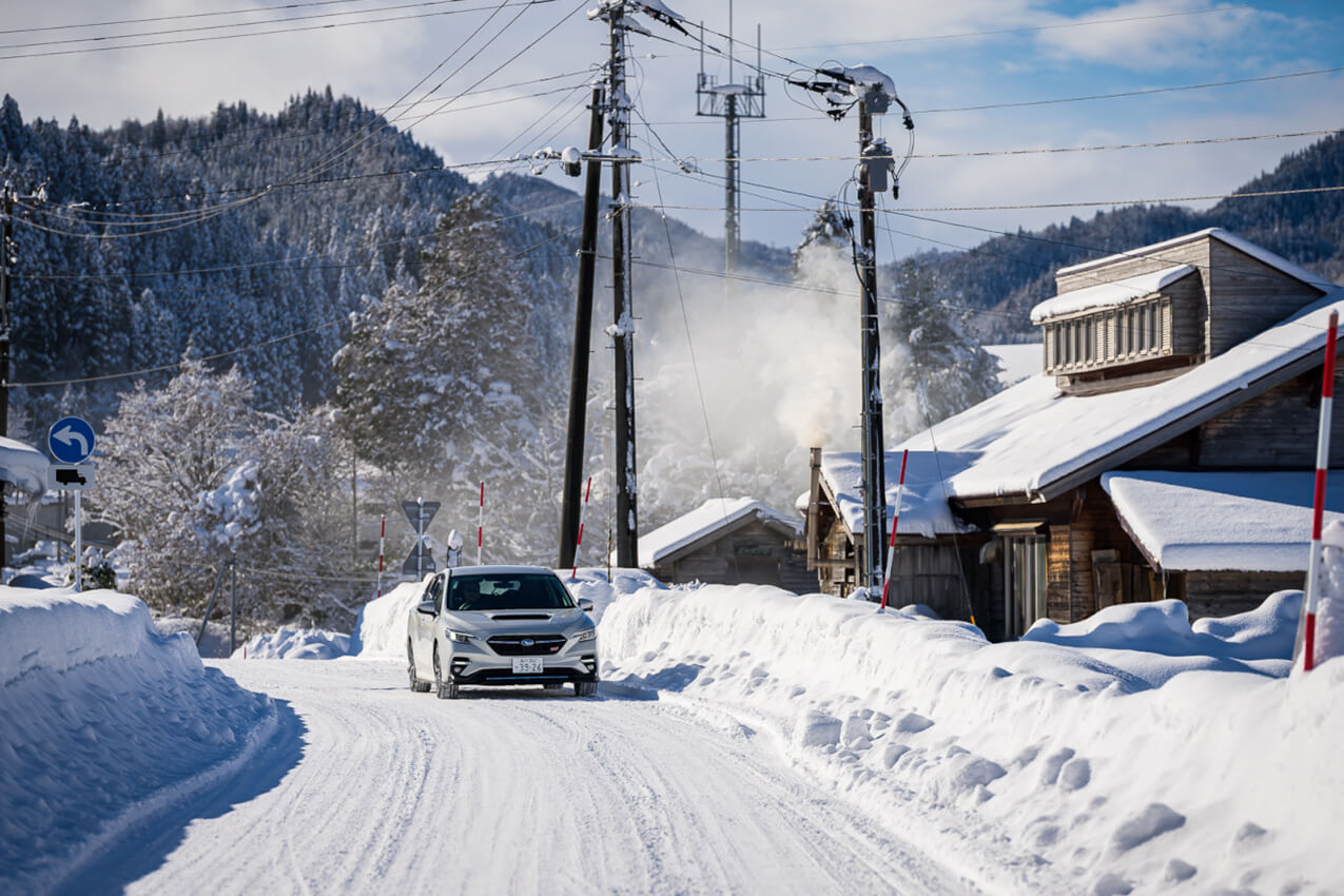 青森県 弘前市内の雪道を走るレヴォーグ(クリスタルホワイトパール) | SUBARU グランドツーリングNIPPON