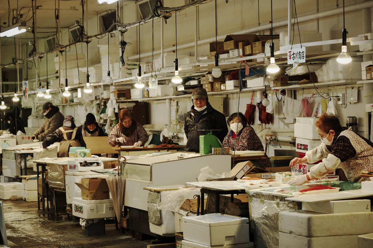 青森県 活気に包まれた「八戸市営魚彩小売市場」 | SUBARU グランドツーリングNIPPON