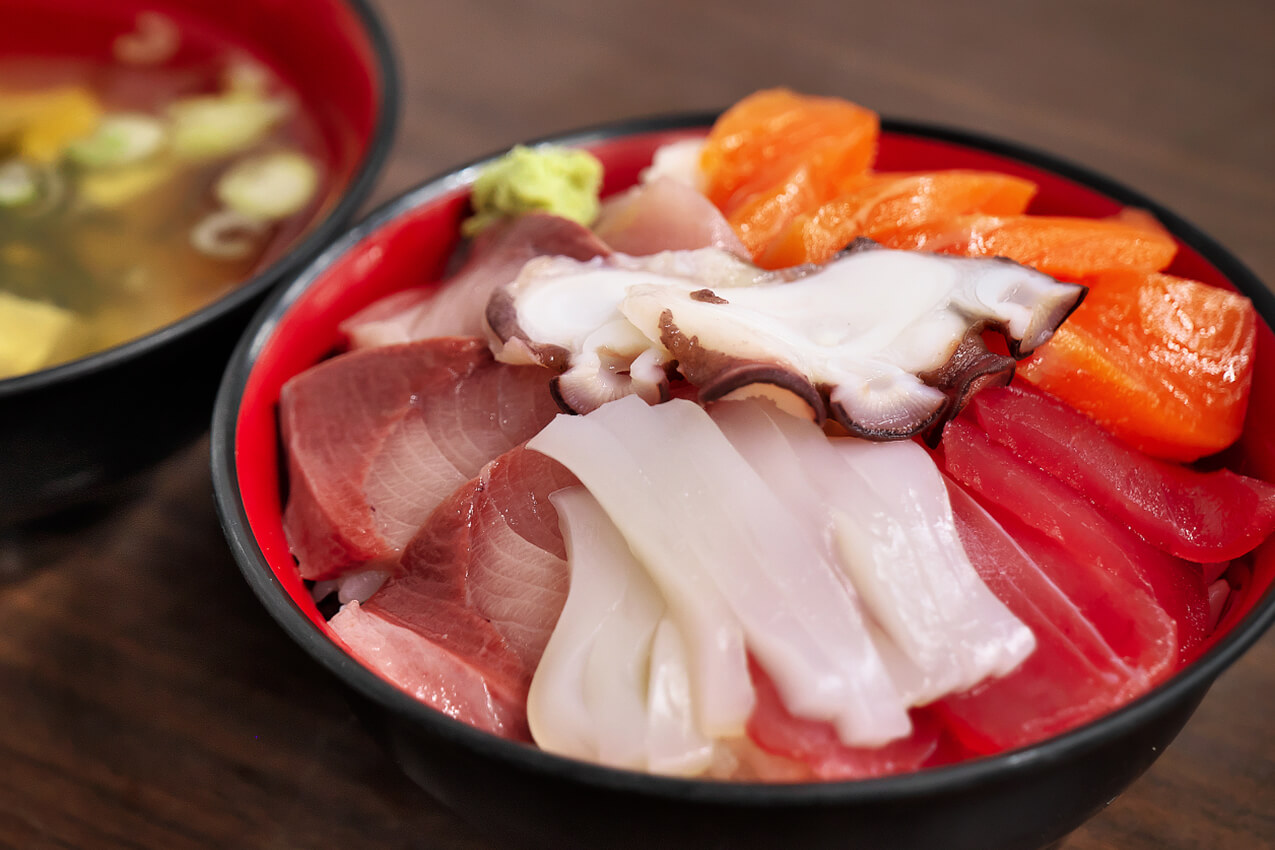 青森県 「八戸市営魚彩小売市場」で購入した刺身でつくった海鮮丼 | SUBARU グランドツーリングNIPPON