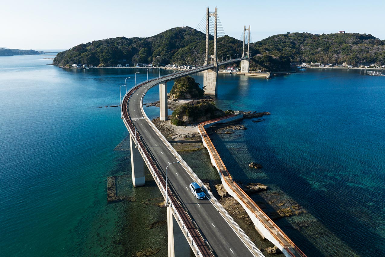佐賀県 呼子大橋を走るレヴォーグ(アイスシルバーメタリック) | SUBARU グランドツーリングNIPPON