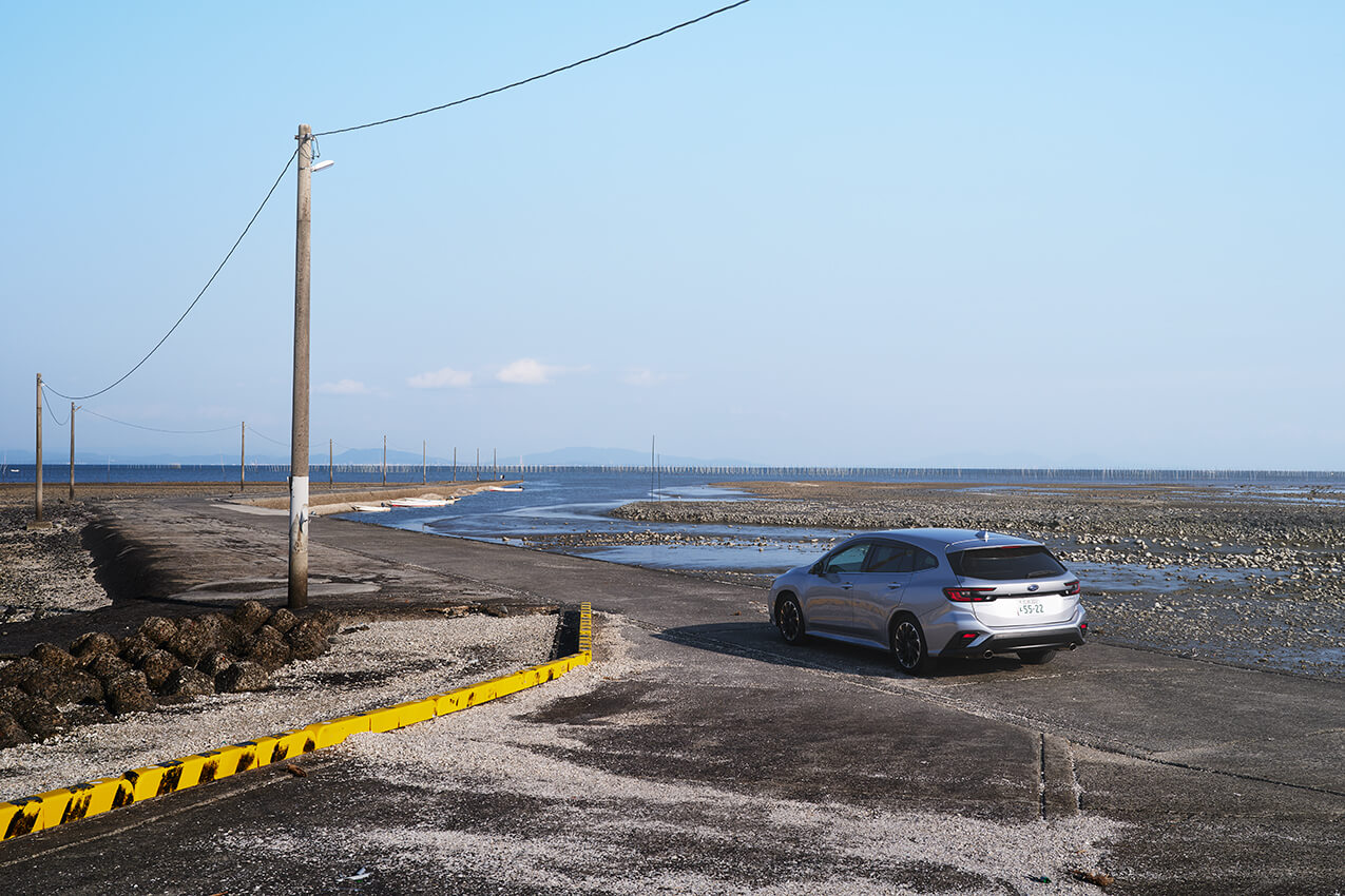 佐賀県 干潮時の「太良海中道路」とレヴォーグ | SUBARU グランドツーリングNIPPON