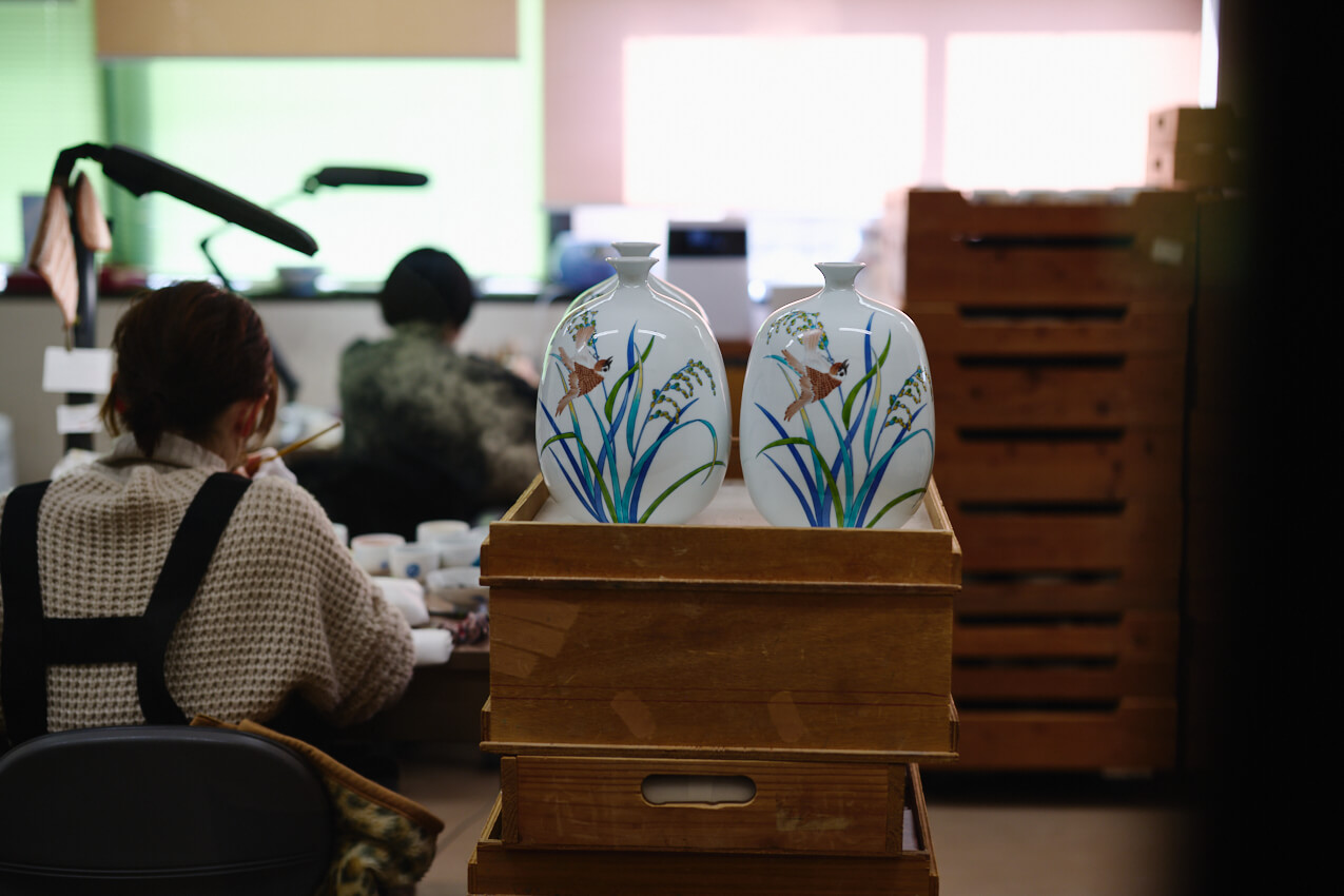 佐賀県 「畑萬陶苑」職人と完成した伊万里焼の花瓶 | SUBARU グランドツーリングNIPPON