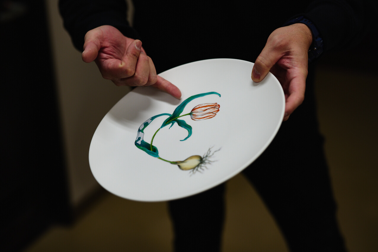 佐賀県 フランス・パリを拠点に活動する渥美創太シェフ率いるレストラン「MAISON」監修で作られた植物が描かれた皿 | SUBARU グランドツーリングNIPPON